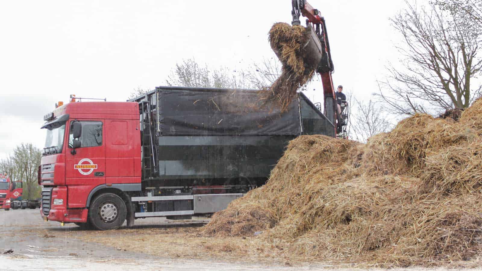 paardenmest-ophalen-mestvrachtwagen-kraan