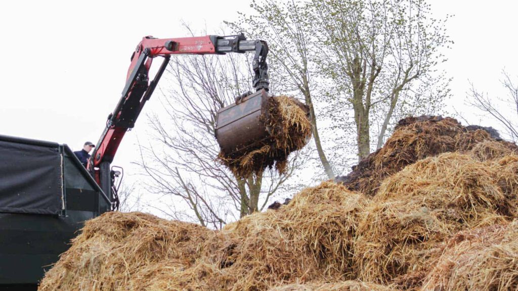 paardenmest-ophalen-mestwagen-kraan