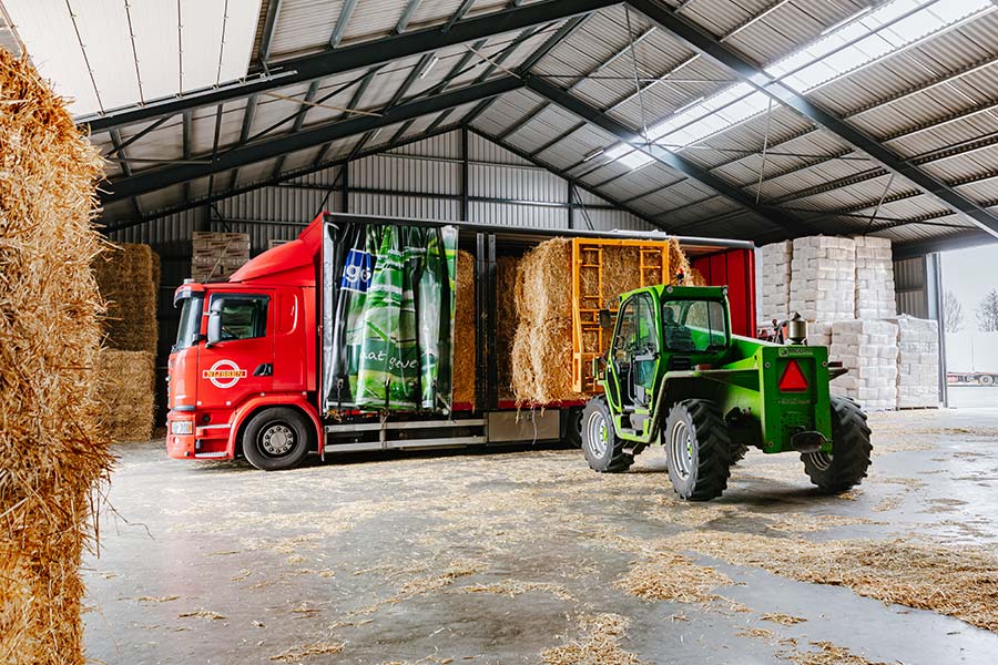 vrachtwagen-laden-grote-strobalen-nijssen-fourages